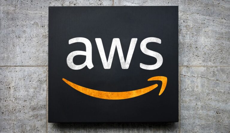 Cartel con el logo de AWS (Adobe)