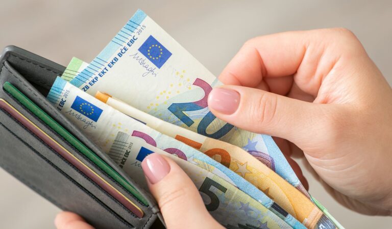 euros pago deuda financiación (Adobe)