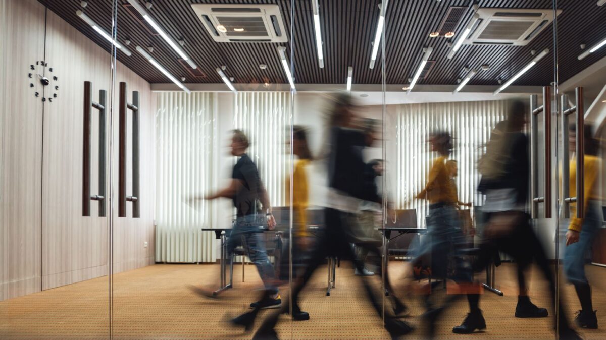 Empleados-en-una-oficina-recursos-humanos-Adobe