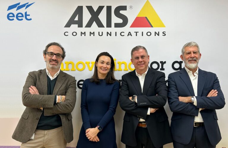 De izquierda a derecha: Bruno Azula, Sales Manager Axis España y Portugal; Sonia Marcos, Managing Director de EET España; Manuel Méndez, Distribution Account Manager Axis; y José María Tejedor, Director comercial EET España