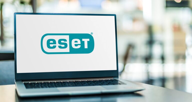 Portátil con logo de Eset.