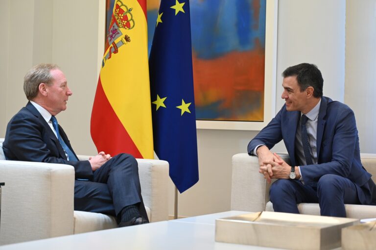 Brad Smith, presidente de Microsoft, y Pedro Sánchez, presidente del Gobierno español