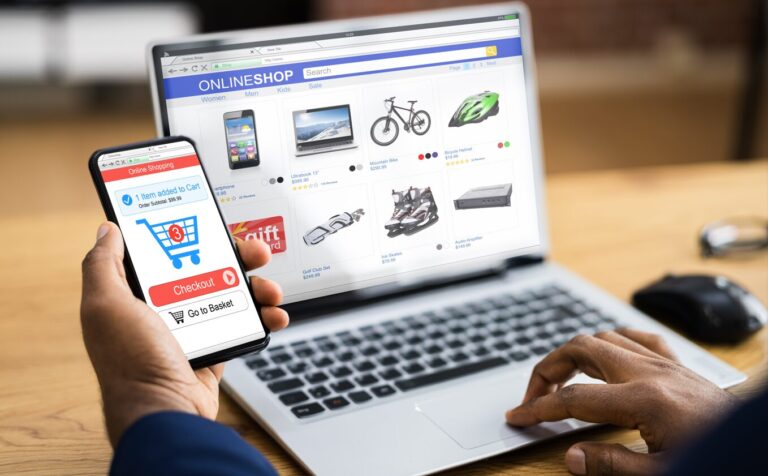 Una persona hace comercio electrónico