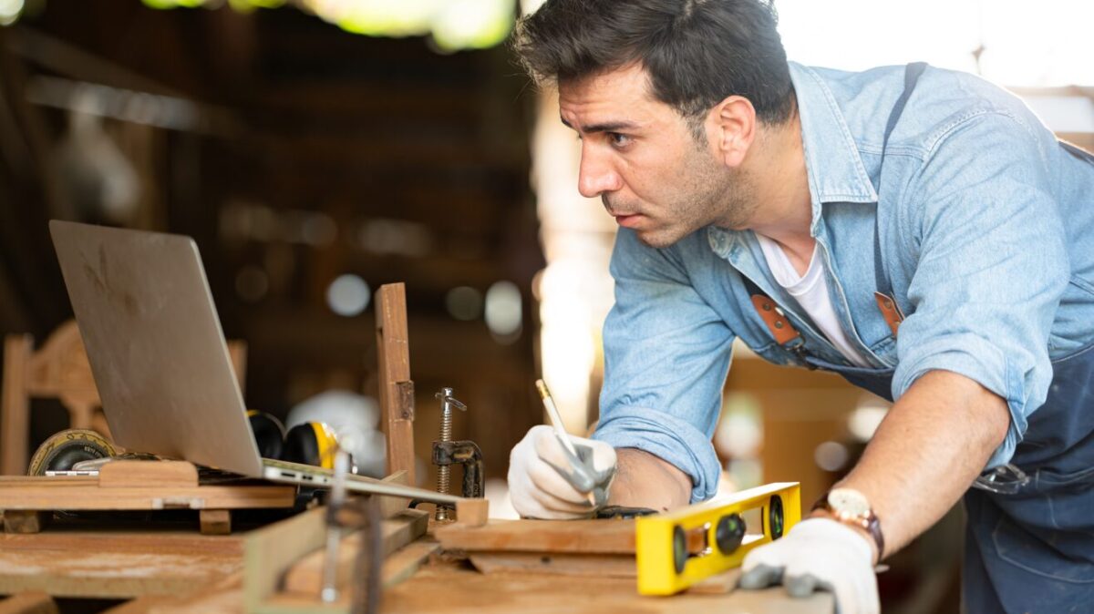 Un trabajador autónomo trabajando con un ordenador portátil