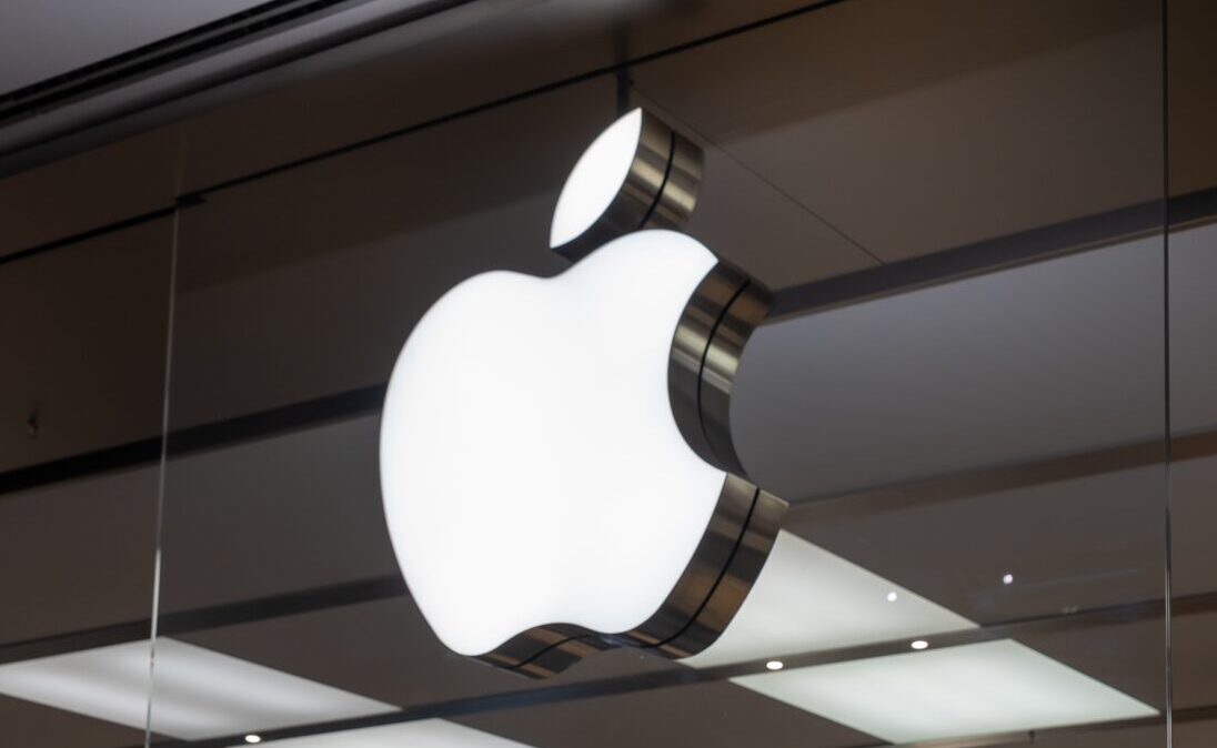 Logo de Apple en una oficina