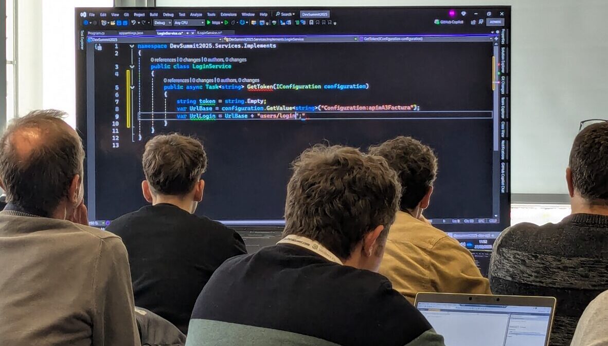 Programadores en el evento Developer Summit 2025, de Wolters Kluwer.