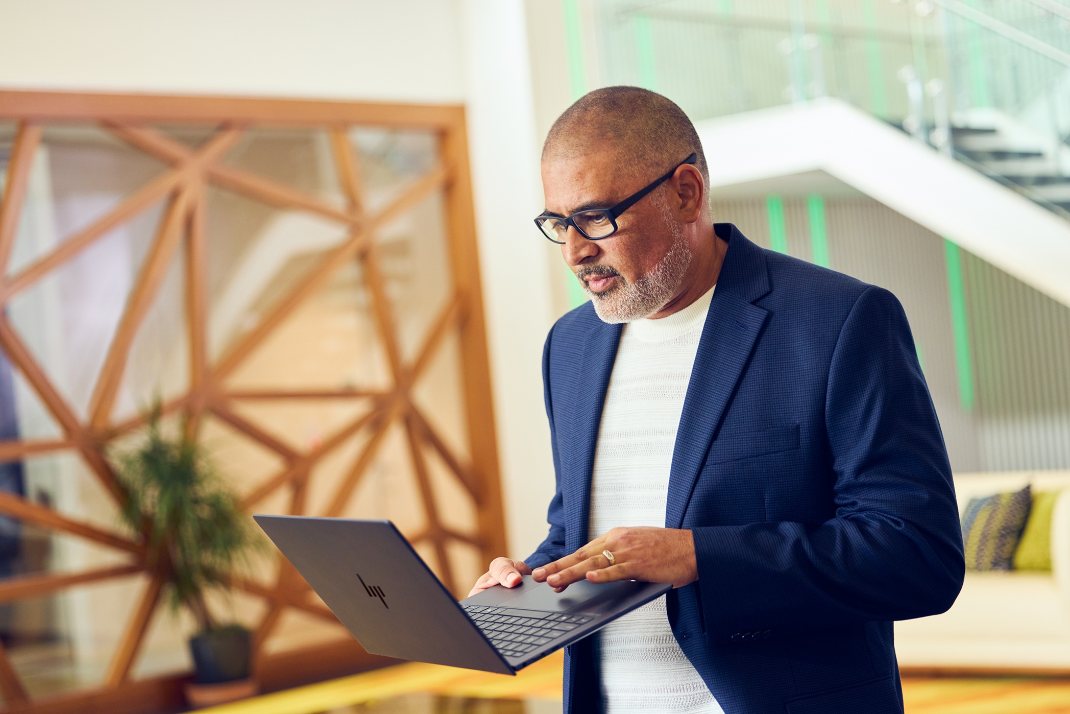 Un usuario con un portátil optimizado para IA de HP