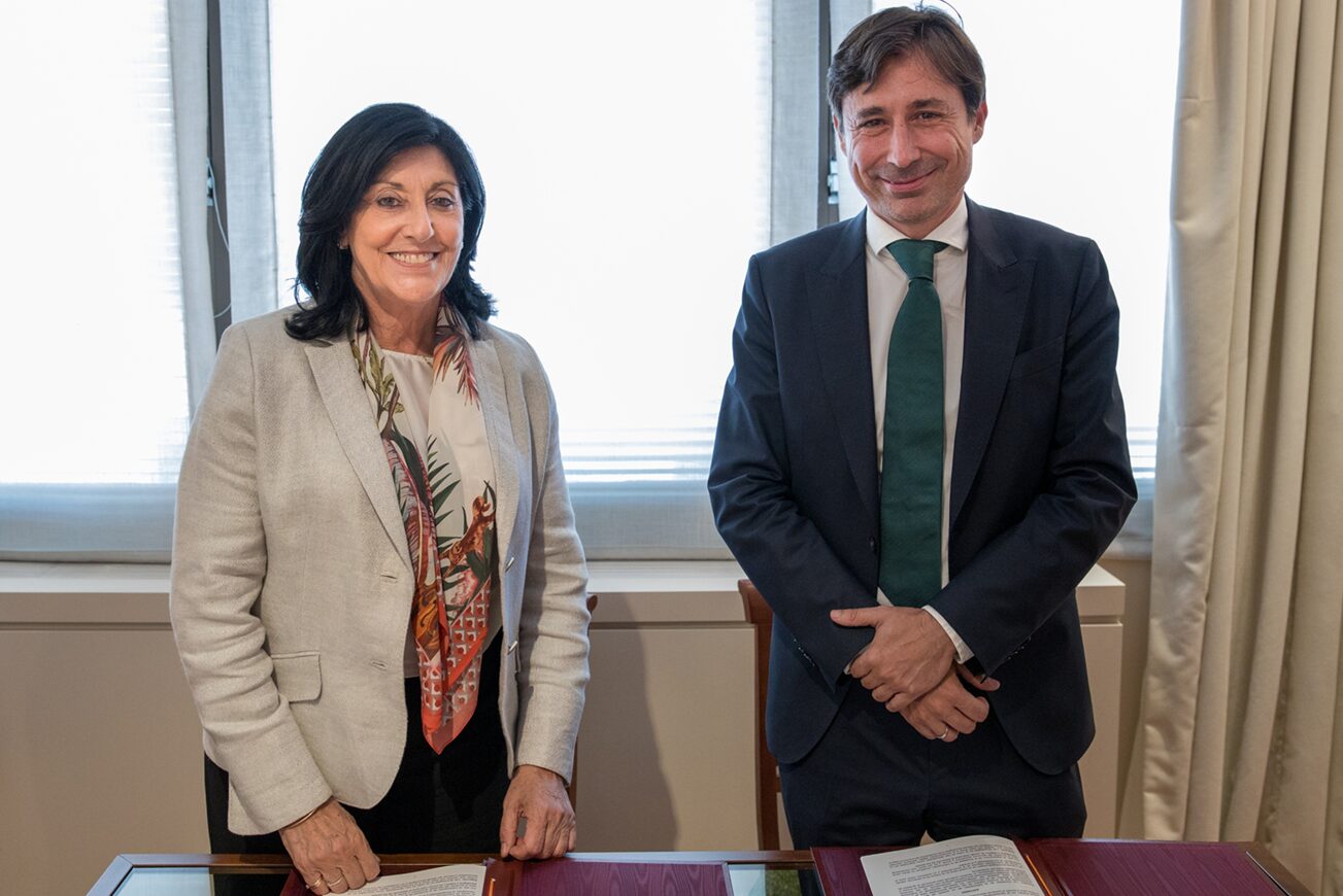 La secretaria de Estado directora del CNI, Esperanza Casteleiro, y Paco Salcedo, presidente de Microsoft España