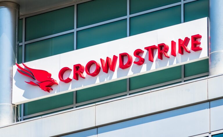 Logo de CrowdStrike en sus oficinas centrales de Silicon Valley