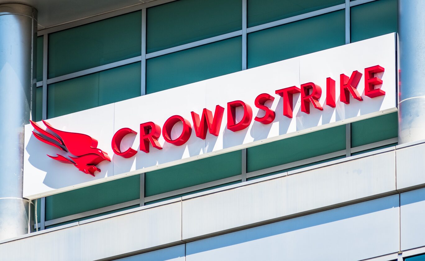 Logo de CrowdStrike en sus oficinas centrales de Silicon Valley
