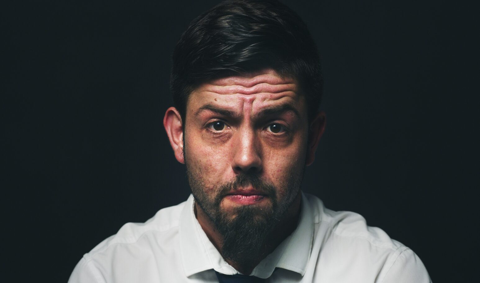 Directivo preocupado y con estrés