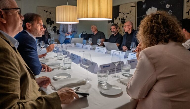 Foto portada mesa de Wolters y Companial