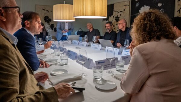 Foto portada mesa de Wolters y Companial