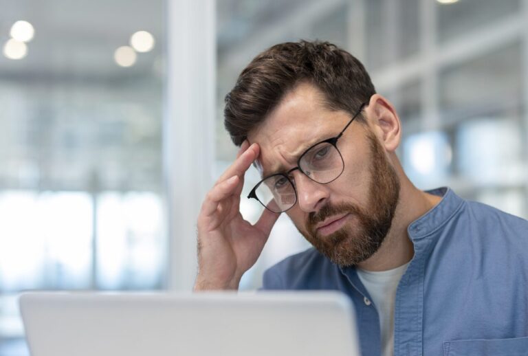 Trabajador de una pyme que está abrumado