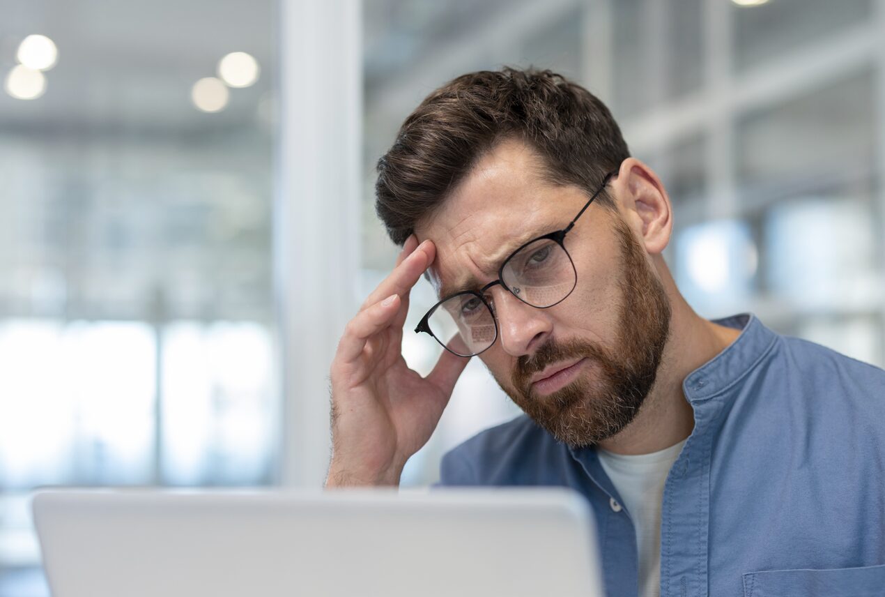 Trabajador de una pyme que está abrumado