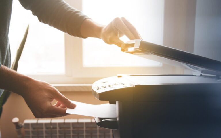 Un empleado usa una impresora