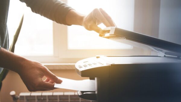 Un empleado usa una impresora