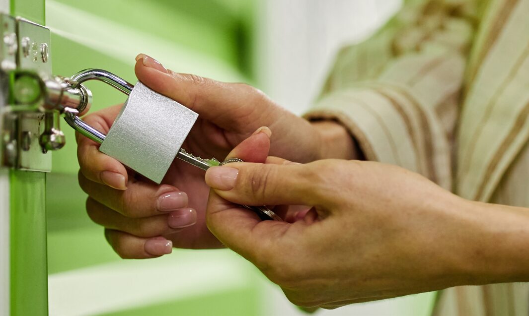 Una persona cierra un pequeño comercio