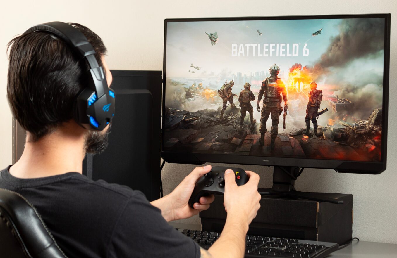 Un usuario juega con una Xbox