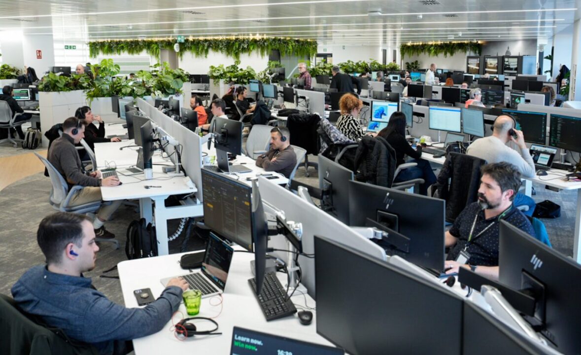 Profesionales en el centro de innovación de Sage en Barcelona