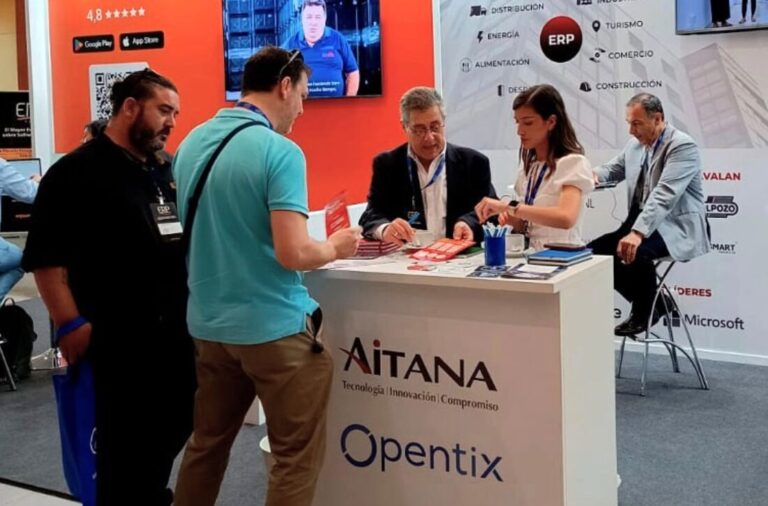Expositor de Aitana Opentix en una feria de tecnología