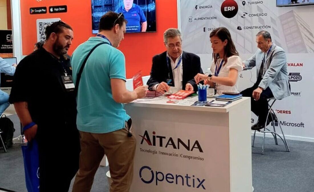 Expositor de Aitana Opentix en una feria de tecnología
