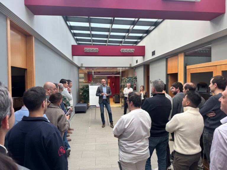 Jorge Torres, director general de Grupo Aitana Opentix, con el equipo de Lanmedia.