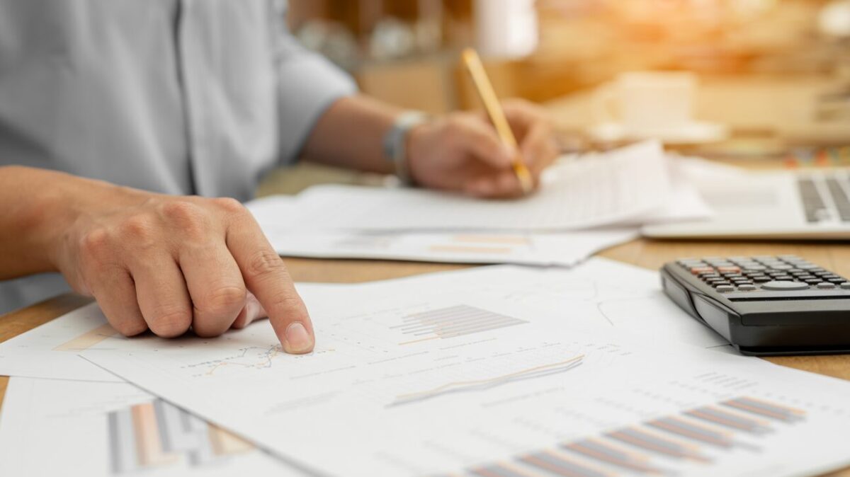 Una persona hace la facturación o contabilidad de su empresa