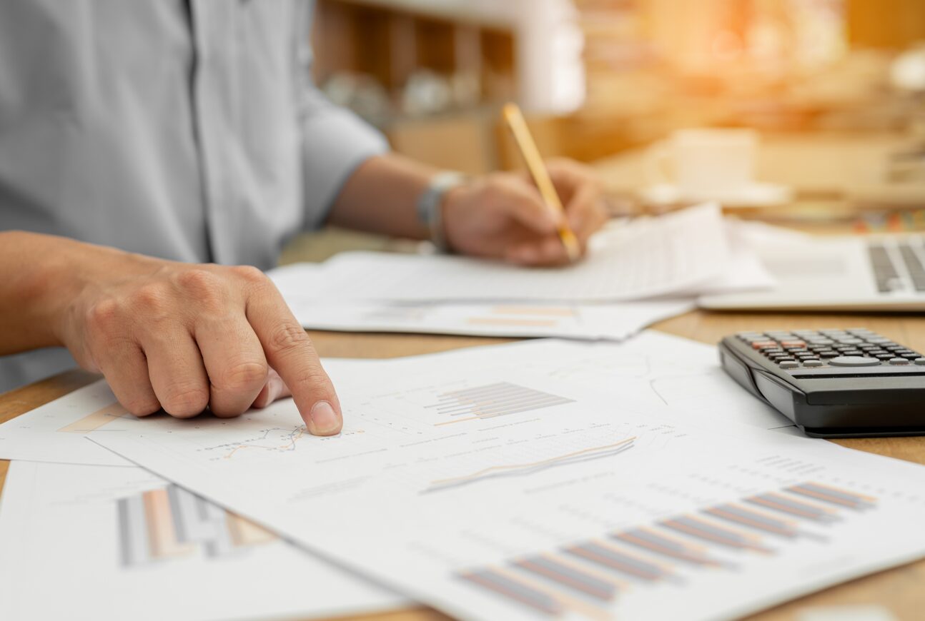 Una persona hace la facturación o contabilidad de su empresa