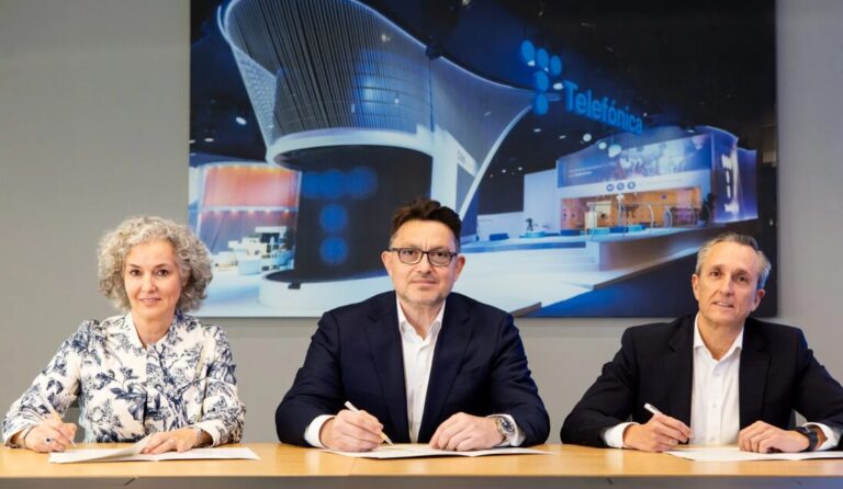 Adriana Sola, CEO de Altim, Julio Trevejo, CEO corporativo de Altim, y Eduardo Ariste, director general de Empresas y Administraciones de Telefónica España