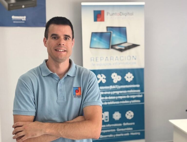 Roberto Lapeña, propietario de dos tiendas de informática en la España vaciada