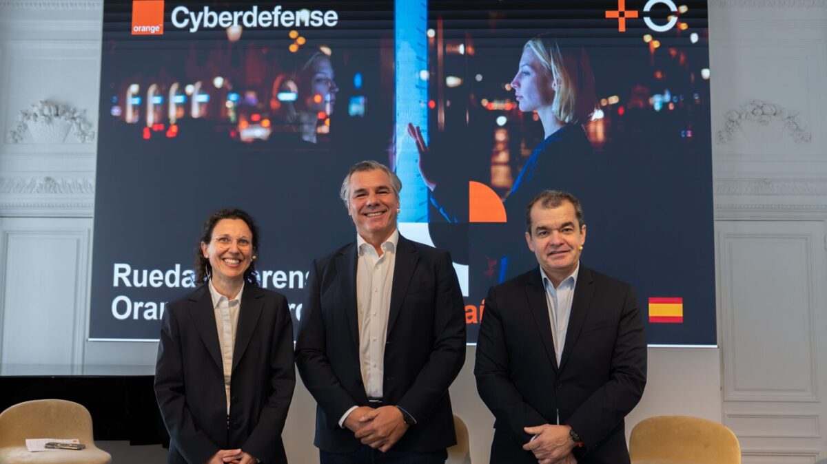 Sara Puigvert, vicepresidenta ejecutiva de Orange Cyberdefense; Germán López, COO de MasOrange; y Eduardo Rodríguez, director de Servicios Digitales de MasOrange