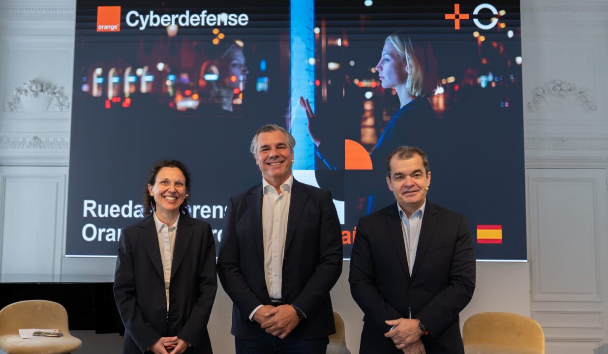 Sara Puigvert, vicepresidenta ejecutiva de Orange Cyberdefense; Germán López, COO de MasOrange; y Eduardo Rodríguez, director de Servicios Digitales de MasOrange