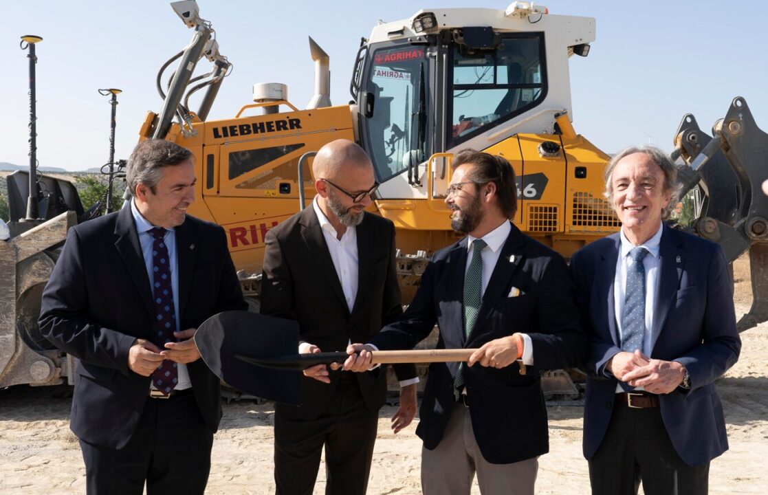 De izquierda a derecha: Gumersindo Fernandez (delegado territorial Economía, Hacienda y Fondos Europeos y de Industria, Energía y Minas de la Junta ya de Andalucía), Gísli Kr. (CEO de Alto Infrastructure), Antonio Granados (delegado de Gobierno de la Junta de Andalucía en Granada) e Indalecio Sánchez-Montesinos (delegado Territorial de Salud y Consumo de la Junta de Andalucía).