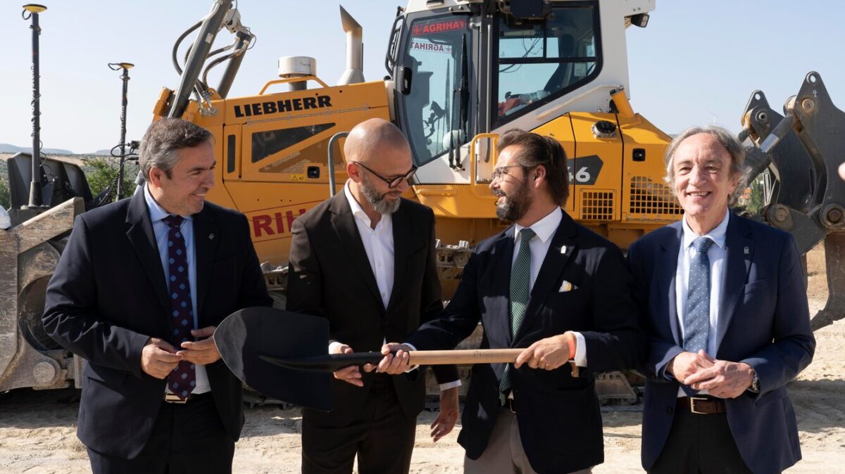 De izquierda a derecha: Gumersindo Fernandez (delegado territorial Economía, Hacienda y Fondos Europeos y de Industria, Energía y Minas de la Junta ya de Andalucía), Gísli Kr. (CEO de Alto Infrastructure), Antonio Granados (delegado de Gobierno de la Junta de Andalucía en Granada) e Indalecio Sánchez-Montesinos (delegado Territorial de Salud y Consumo de la Junta de Andalucía).