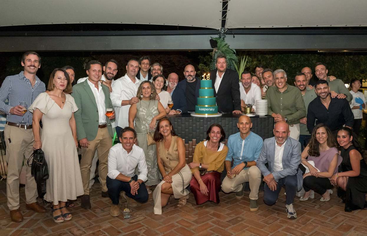 Equipo de Kaspersky en España en la celebración del 18º aniversario de la filial