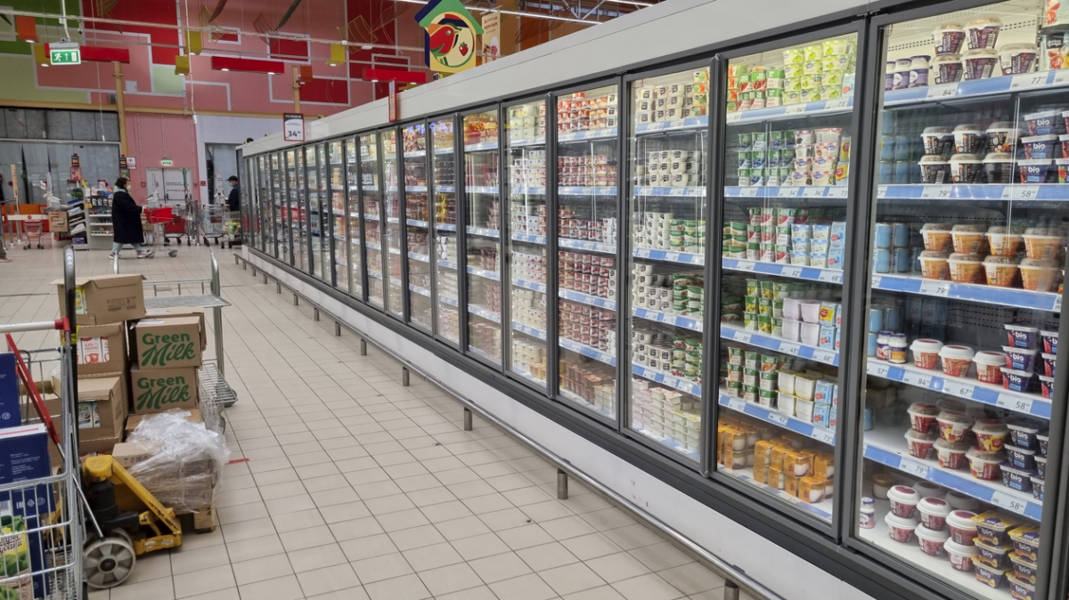 Frigoríficos en un supermercado